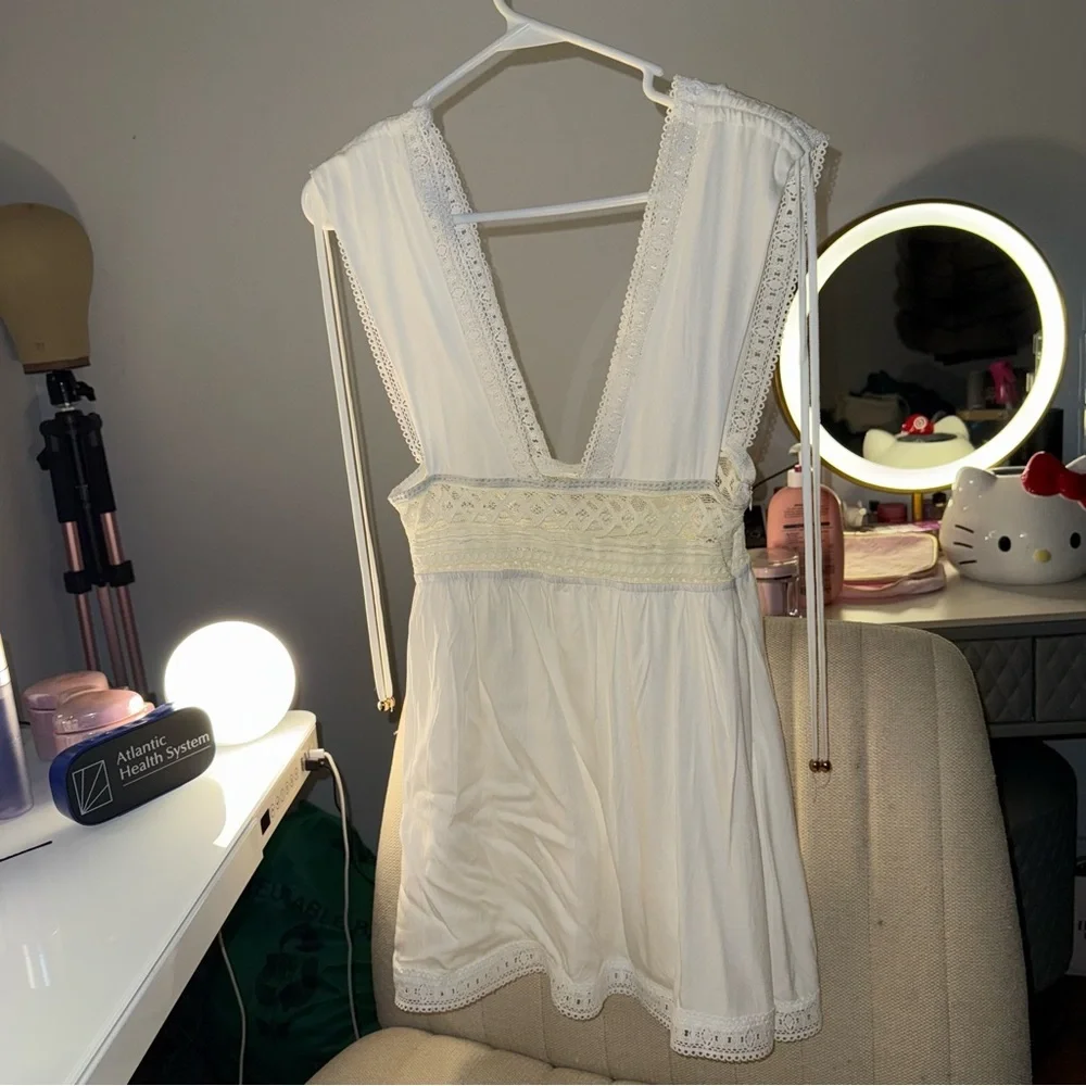 White Plunge Sleeveless Lace Dress - Picture 3 of 11
